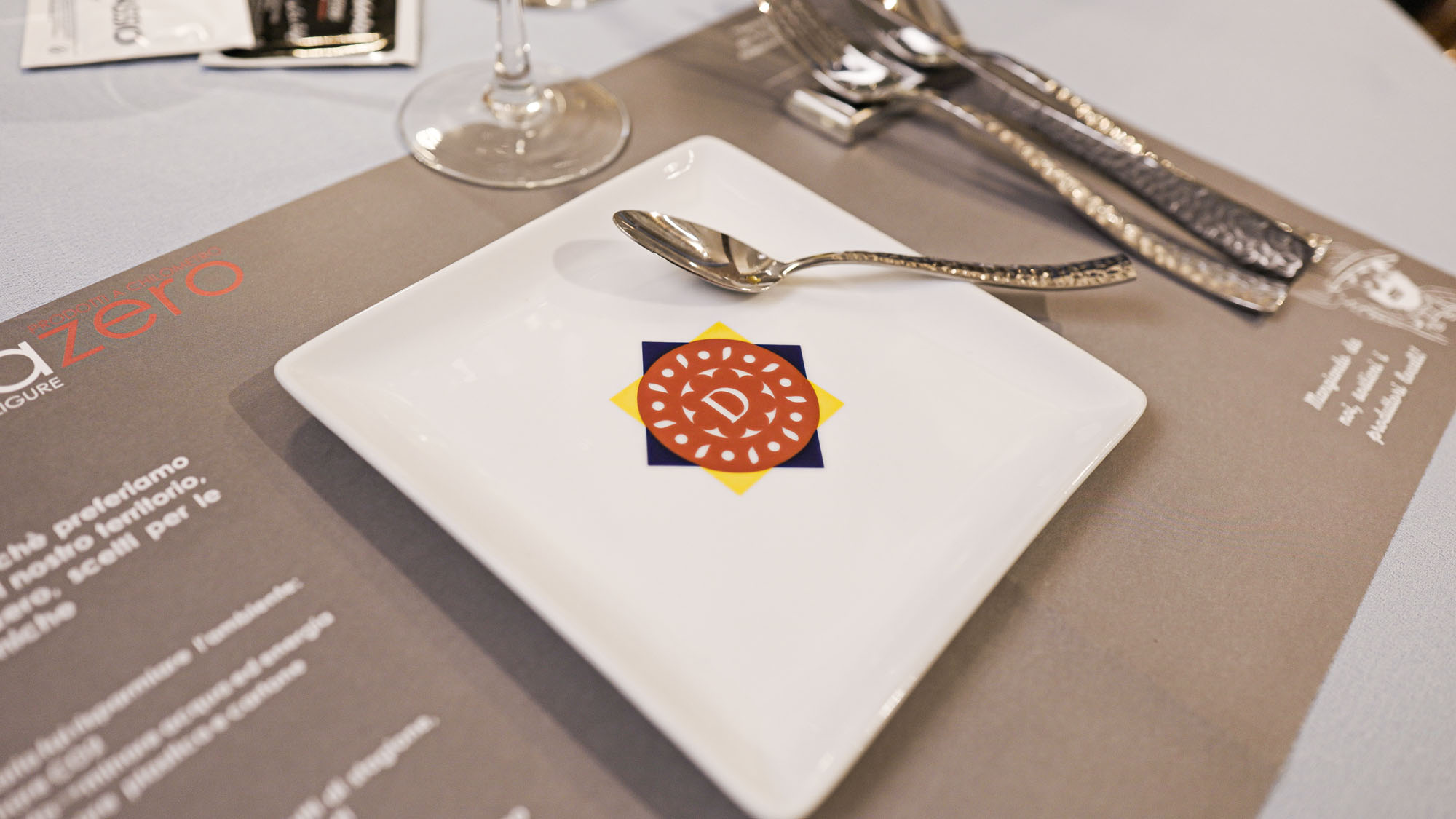 Piatti e bicchieri personalizzati per la ristorazione